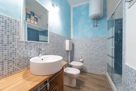 Shower, Toilet, Bathroom, bidet, towels