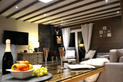 Staff, Staff, Living room, Dining area, Guests, Meals, Lunch, Dinner, young children, older children, group of guests, Family, Family