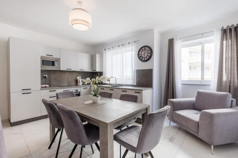 Kitchen or kitchenette, Dining area, microwave, stove