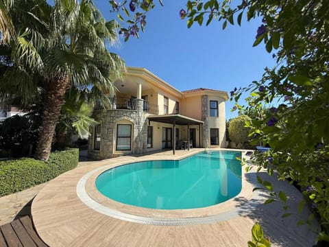 Property building, Day, Garden, Garden view, Pool view, Swimming pool, sunbed