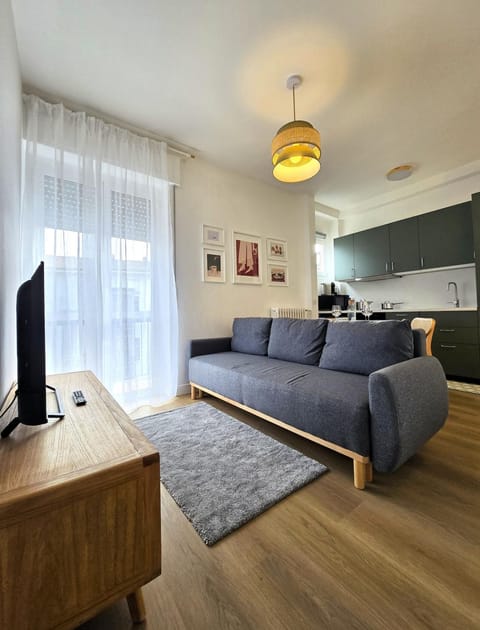 TV and multimedia, Kitchen or kitchenette, Living room, Seating area, internet
