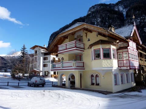 Property building, Day, Winter, On site
