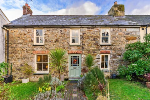 Property building, Facade/entrance, Garden, Garden view