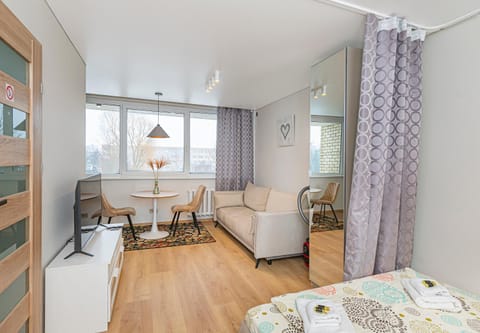 Bed, Living room, Seating area, Dining area