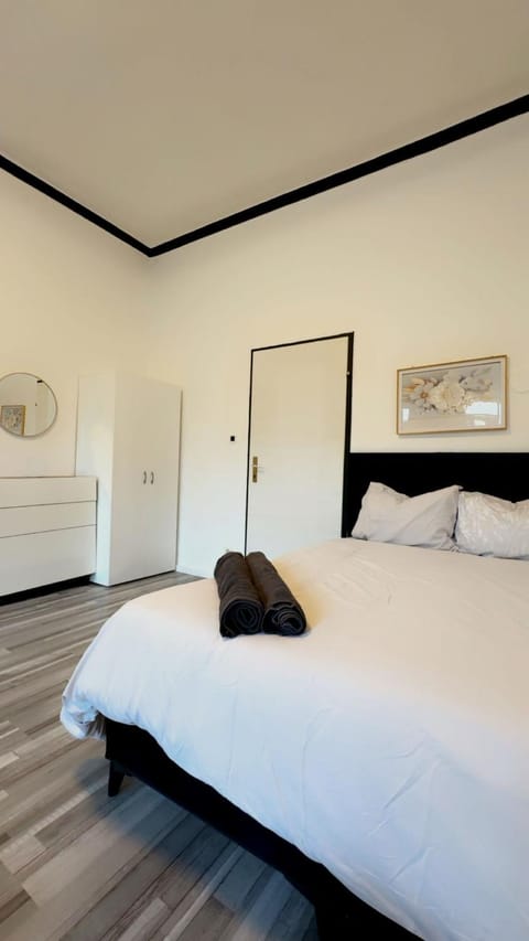 Property building, Bed, Bedroom, wardrobe