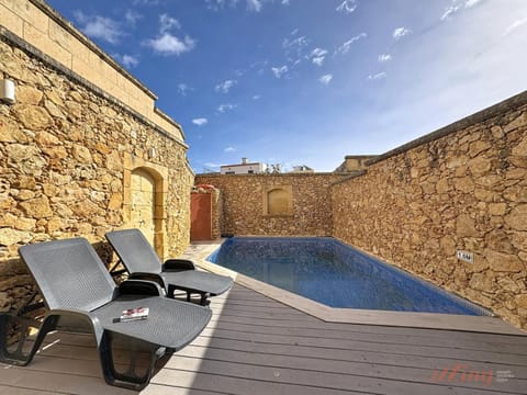 Swimming pool, sunbed