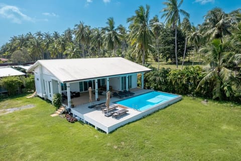 Property building, Patio, Spring, Day, Natural landscape, Garden, Snorkeling, Balcony/Terrace, Diving, Garden view, Pool view, Swimming pool, sunbed