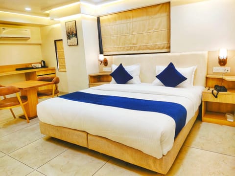 Bed, Kitchen or kitchenette, Photo of the whole room, Seating area