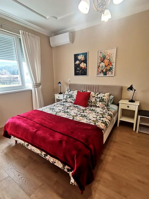 Seating area, Bedroom, air conditioner