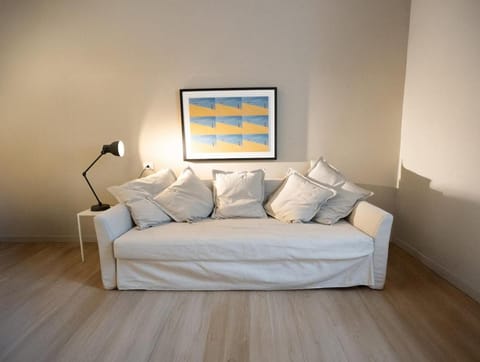 Bed, Seating area