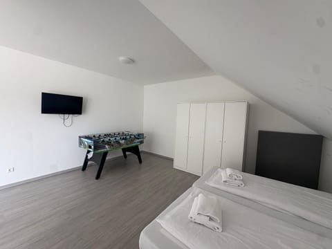 Bed, TV and multimedia, Photo of the whole room, Evening entertainment, Bedroom, towels, wardrobe