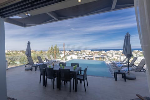 Balcony/Terrace, Dining area, Sea view, Swimming pool, sunbed