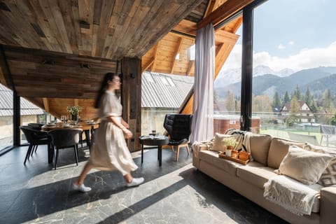 Balcony/Terrace, Seating area, Mountain view, group of guests