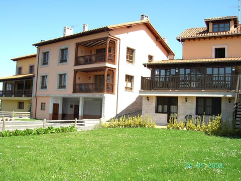 Property building, Patio, Facade/entrance, Garden view, Parking