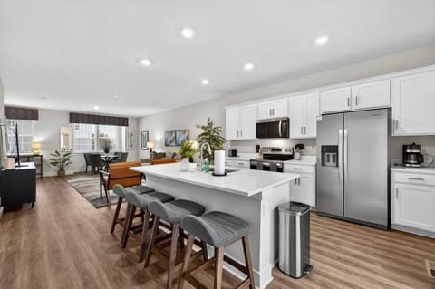 Modern Mid-Century Townhome w Deck near festivals House in Winchester