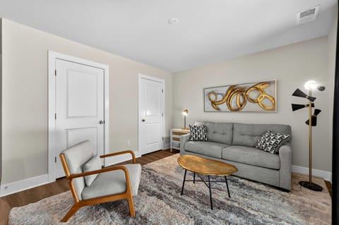 Modern Mid-Century Townhome w Deck near festivals House in Winchester