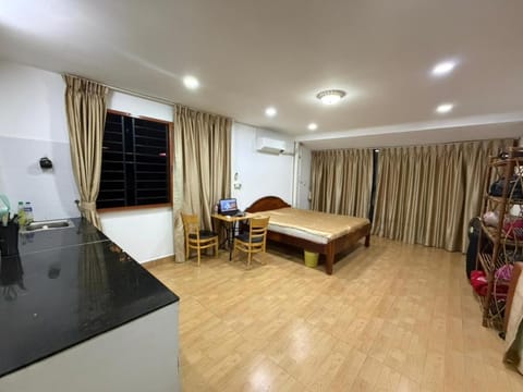 Bed, Photo of the whole room, Seating area, Bedroom
