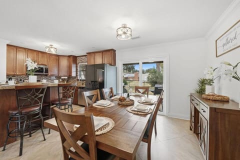 A Wave From It All: 3BR Spacious Home Retreat House in Fort Walton Beach