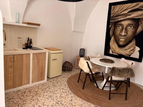 Coffee/tea facilities, Kitchen or kitchenette, Dining area