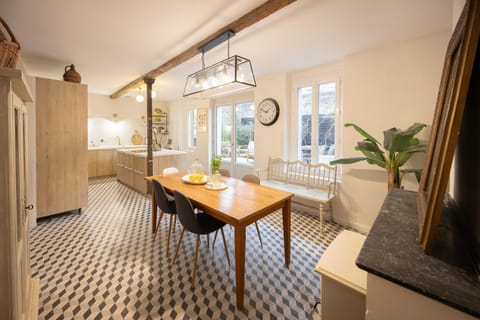 Dining area, kitchen