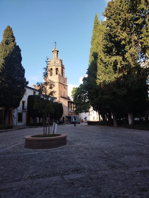 Day, Neighbourhood, Landmark view, Street view, Location