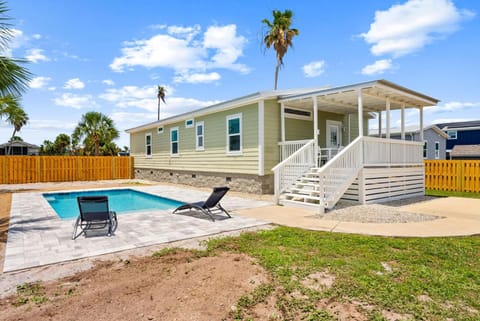 Property building, Patio, Day, Balcony/Terrace, Swimming pool, sunbed