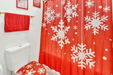 Christmas Themed Getaway in Bristol HOT TUB House in Bristol