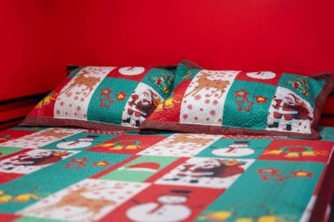 Christmas Themed Getaway in Bristol HOT TUB House in Bristol