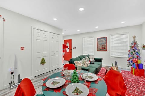 Christmas Themed Getaway in Bristol HOT TUB House in Bristol