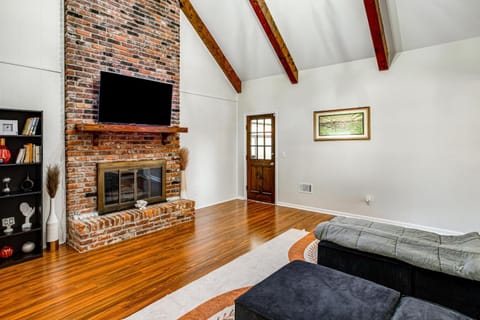 6 Mi to Lake Murray! Pet-Friendly Haven with Yard House in Columbia