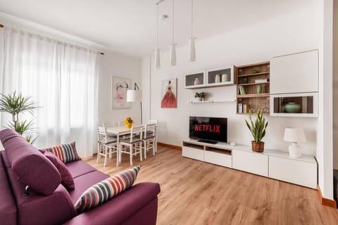 Communal lounge/ TV room, TV and multimedia, Living room, Seating area, Dining area, Evening entertainment