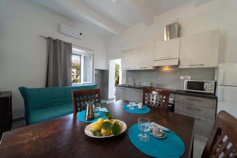 Kitchen or kitchenette, Dining area, oven, stove