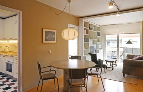 Kitchen or kitchenette, Living room, Seating area, Dining area