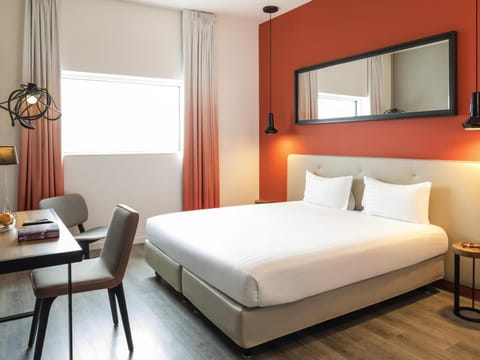 Bed, Photo of the whole room, Seating area, Bedroom