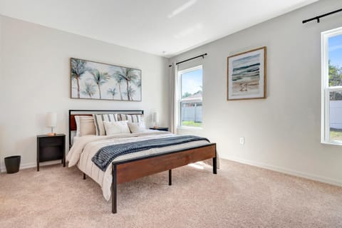 Cozy Beach Retreat Sleeps 10 and Pet Friendly House in Palm Coast