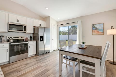 Cozy Beach Retreat Sleeps 10 and Pet Friendly House in Palm Coast