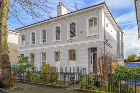 Beautiful Apartment & Garden Central Cheltenham Apartment in Cheltenham
