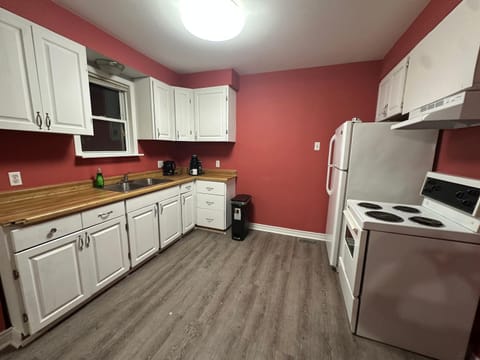 Downtown 2 Bedroom Main Floor Apartment Apartment in Windsor