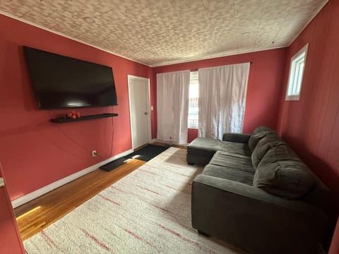 Downtown 2 Bedroom Main Floor Apartment Apartment in Windsor