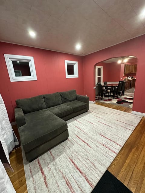 Downtown 2 Bedroom Main Floor Apartment Apartment in Windsor