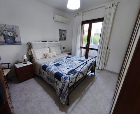 Bed, Bedroom, air conditioner