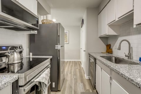 1 Mi to Tiger Stadium Sleek University South Gem! House in Baton Rouge