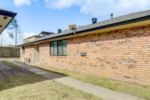 1 Mi to Tiger Stadium Sleek University South Gem! House in Baton Rouge