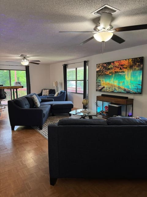 Communal lounge/ TV room, TV and multimedia, Living room, Evening entertainment