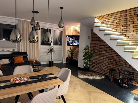 TV and multimedia, Living room, Seating area, Dining area