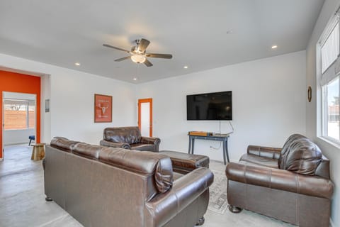 9 Mi to Joshua Tree! Desert Retreat with Fire Pit House in Yucca Valley