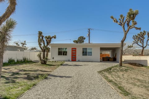 9 Mi to Joshua Tree! Desert Retreat with Fire Pit House in Yucca Valley