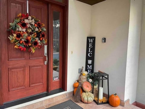 Pine Forest Villa w/hot tub 5 min from Lake House in Castle Rock Lake