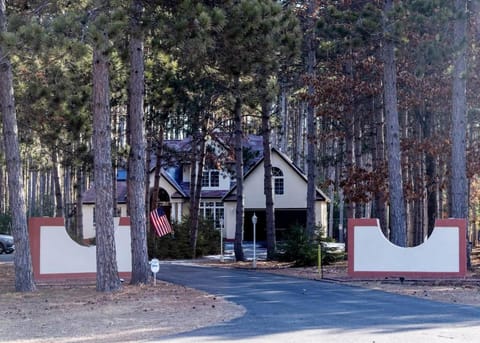 Pine Forest Villa w/hot tub 5 min from Lake House in Castle Rock Lake