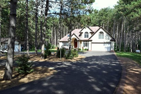 Pine Forest Villa w/hot tub 5 min from Lake House in Castle Rock Lake